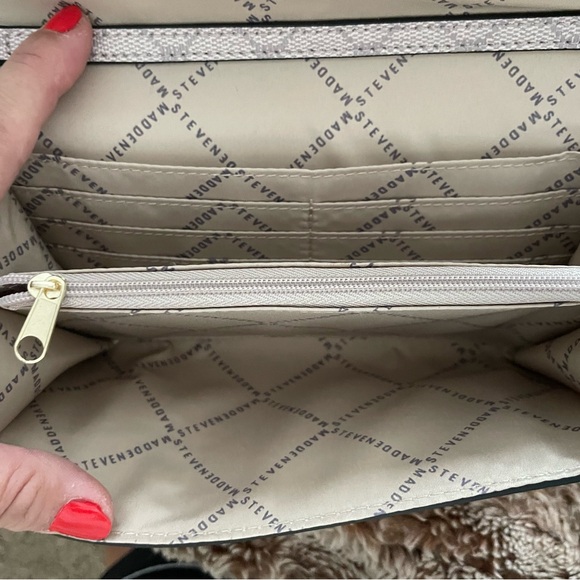 Excellent condition ! Prety light grey color !!Steve Madden Wallet Crossbody🩶 - Picture 6 of 6